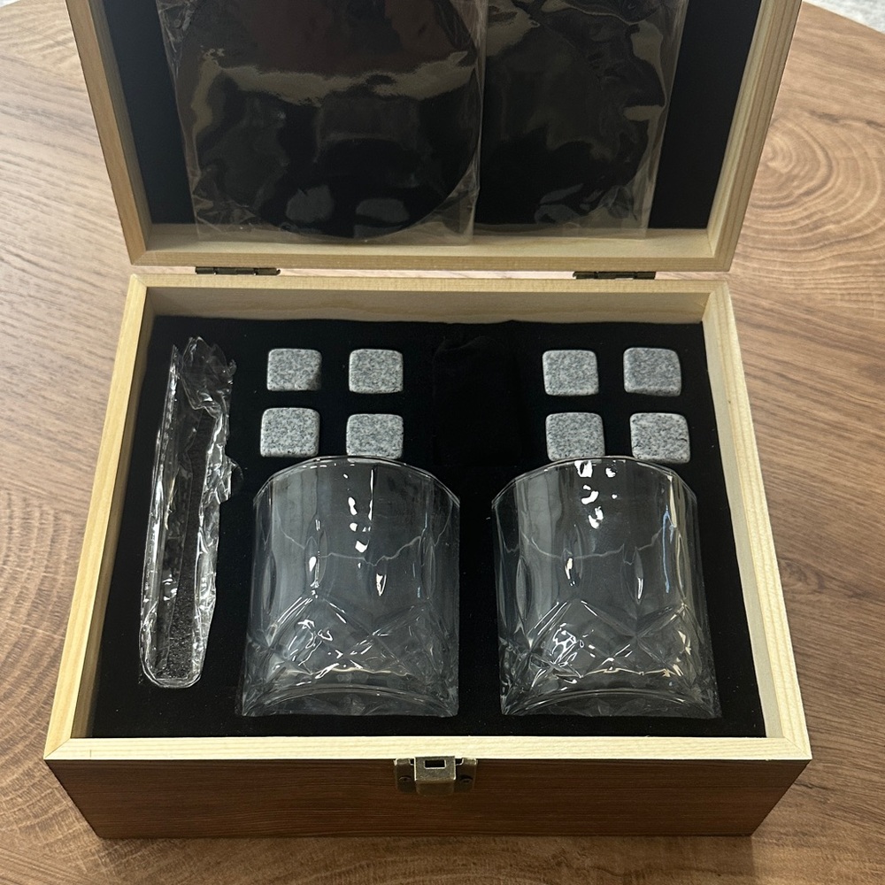New - Whiskey Glass Serving Set